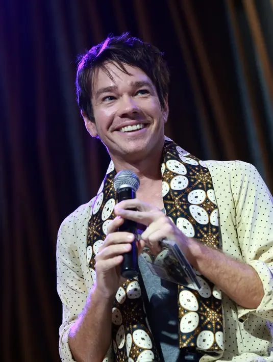Dalam acara promo albumnya, terlihat Nate Ruess memakai kain khas Indonesia, kain batik. Kain batik tersebut terlihat apik dikalungi oleh penyanyi asal Amerika ini. (Wimbarsana/Bintang.com)