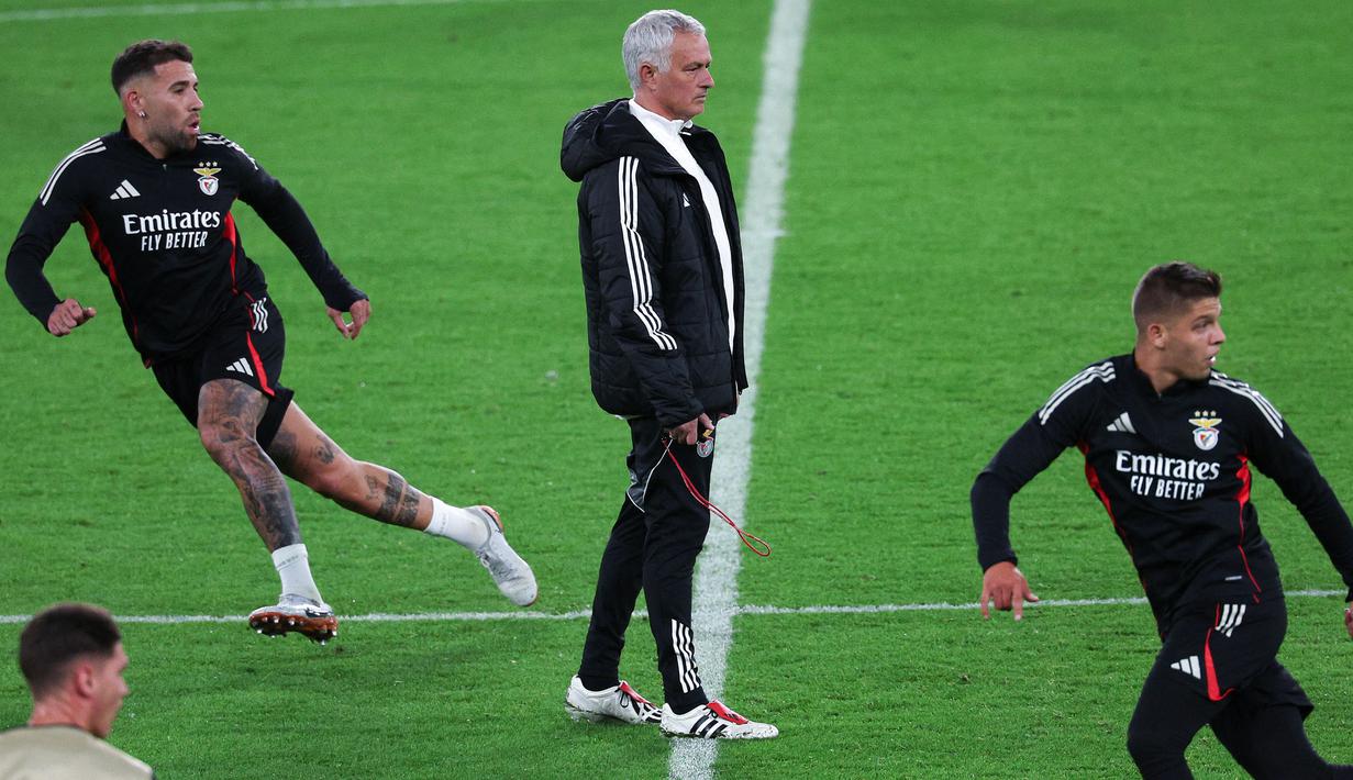 Pelatih Benfica, Jose Mourinho, memimpin sesi latihan jelang laga melawan Chelsea pada laga Liga Champions. (AFP/Adrian Dennis)