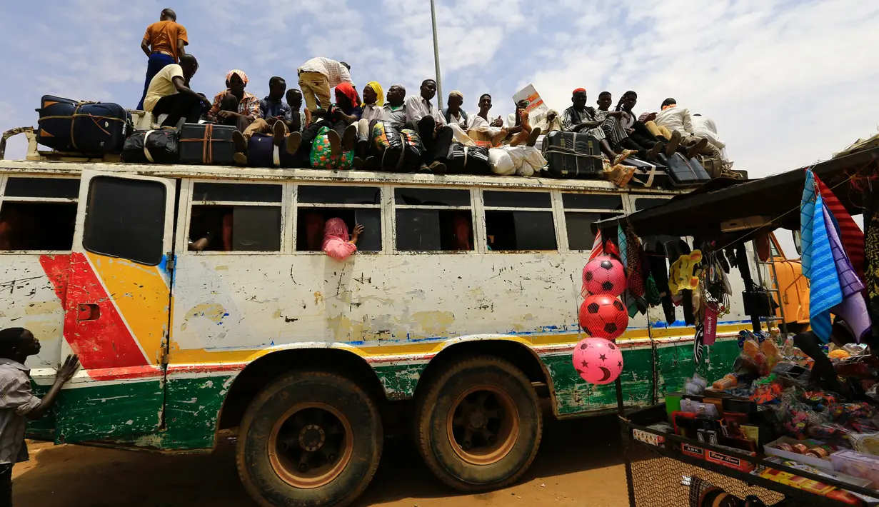 Warga Sudan nekat naik di atap bus saat mudik untuk merayakan Idul Adha, di Ibu Kota Khartoum, Minggu (11/9). Jelang lebaran haji, warga muslim di Sudan kembali ke kampung halaman untuk merayakan bersama keluarga mereka (REUTERS/Mohamed Nureldin Abdallah)