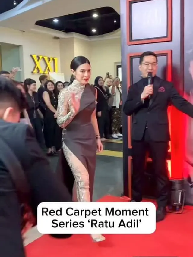 7 Potret Dian Sastrowardoyo di Gala Premier Ratu Adil, Penampilannya Curi Perhatian