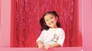 Bonus, Thania Putri Onsu terlihat menggemaskan mengenakan kaos putih saat berfoto di box Barbie bertuliskan Sarwendah. @thaniaputrionsu.
