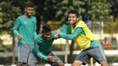 Pemain Timnas Indonesia U-16, Hamsa Lestaluhu dan Fadillah Nur Rahman, saat latihan di Lapangan Atang Sutresna, Cijantung, Selasa (12/9/2017). Latihan tersebut untuk persiapan kualifikasi Piala Asia U-16 di Thailand. (Bola.com/M Iqbal Ichsan)