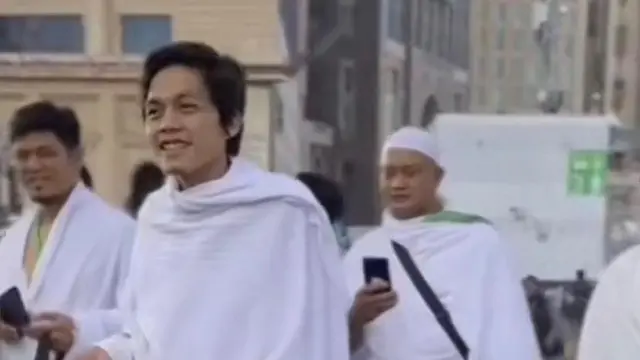 Gus Iqdam mengenakan baju ihram, saat pelaksanaan ibadah umrah di Tanah Suci. (Foto: Istimewa)