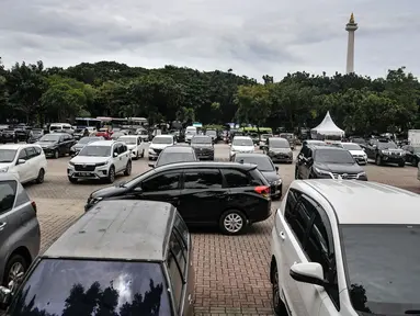 Sejumlah mobil warga terparkir di IRTI Monas, Jakarta, Rabu (15/2/2023). Pemerintah Provinsi DKI Jakarta melalui Dinas Lingkungan Hidup dan Dinas Perhubungan mulai menerapkan tarif disinsentif (tarif parkir tertinggi) di 11 lahan parkir bagi mobil yang tidak lolos uji emisi. (merdeka.com/Iqbal S. Nugroho)