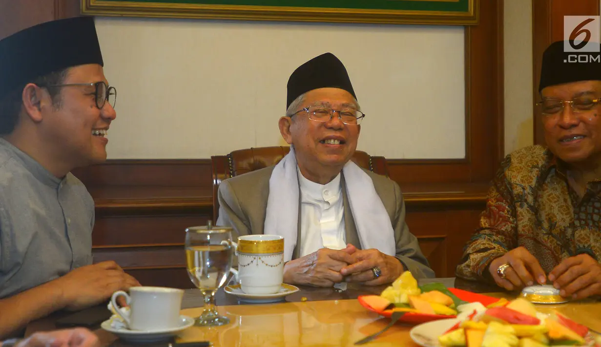 Bakal calon wakil presiden Ma'ruf Amin (tengah) didampingi Ketua Umum PKB Muhaimin Iskandar (kiri) dan Ketua Umum PBNU Said Aqil Siroj (kanan) saat menggelar pertemuan di Kantor PBNU, Jakarta, Selasa (14/8). (Merdeka.com/Imam Buhori)