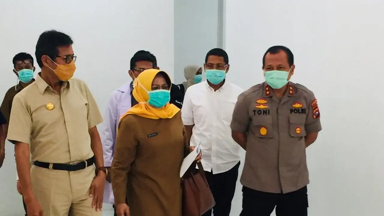 Gubernur Sumbar bersama Gugus Tugas Penanganan Virus Corona di SSumbar meninjau gedung tempat isolasi.