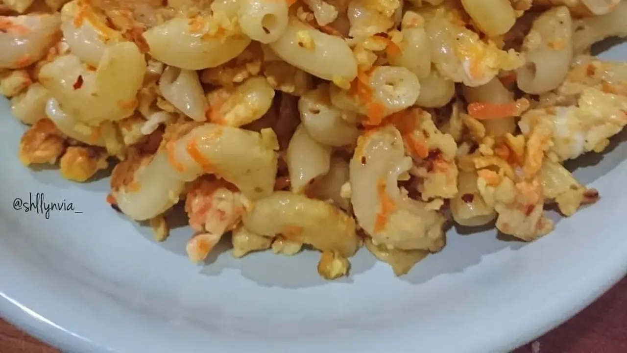 Sepiring makaroni telur