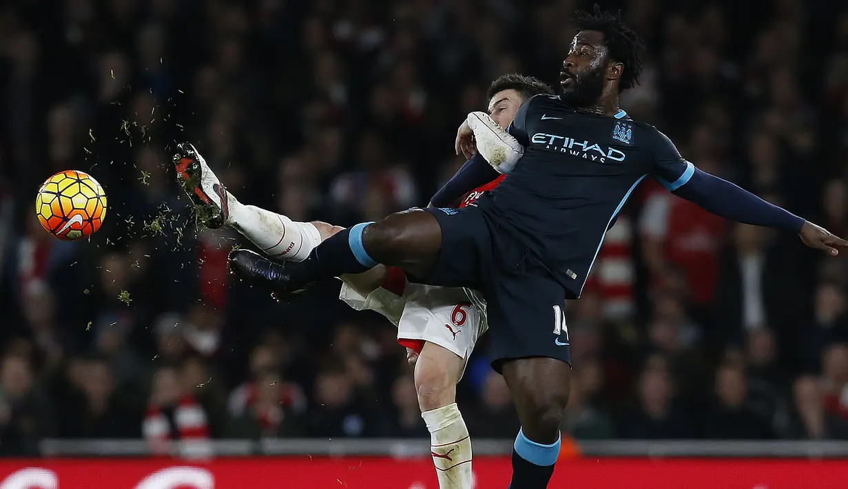 Laurent Koscielny (kiri) berusaha menjakau bola dari pemain Manchester City, Wilfried Bony pada lanjutan Liga Premier Inggris di Stadion  Emirates, London, Selasa (22/12/2015) dini hari WIB. (AFP Photo/Ikimages)