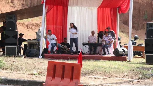 Seorang penyanyi dangdut lokal, tengah memberikan hiburan kepada para pemudik arus balik di pos gatur Kadungora, Garut
