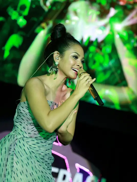 Tidak hanya tampil sendiri, Andien juga berduet dengan penyanyi senior Bob Tutupoli. (Adrian Putra/Bintang.com)