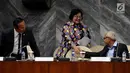 Menteri LHK, Siti Nurbaya (tengah) bersalaman dengan Wakil Ketua DPR Agus Hermanto (kanan) dalam pertemuan membahas udara bersih, di Gedung DPR, Jakarta, Kamis (5/10). (Liputan6.com/JohanTallo)