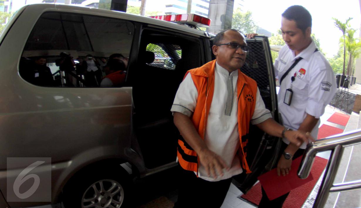 Bupati Morotai Rusli Sibua bersiap menjalani pemeriksaan di Gedung KPK, Jakarta, Selasa (14/7). KPK memeriksa Rusli sebagai tersangka dugaan suap mantan Ketua MK, Akil Mochtar dalam sengketa Pilkada Kabupaten Morotai. (Liputan6.com/Helmi Afandi)