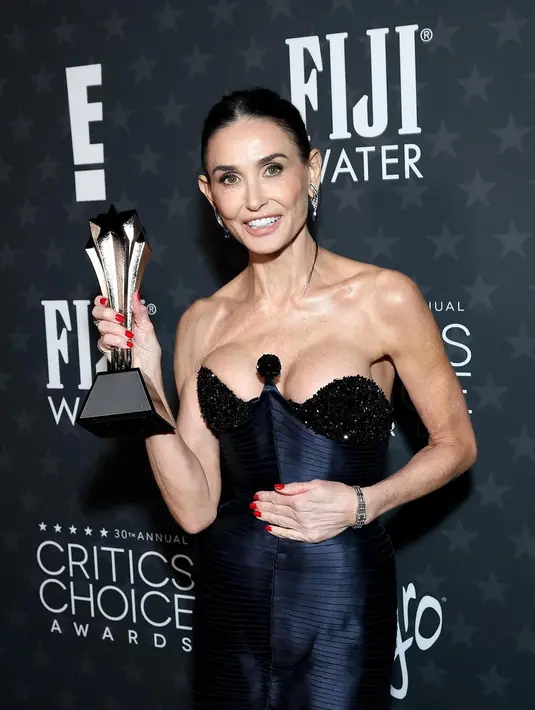 Demi Moore kembali raih penghargaan untuk kategori best actress di Critics Choice Awards 2025 [@criticschoice]