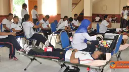 Citizen6, Surabaya: Kegiatan Donor darah yang menggandeng Palang Merah Indonesia (PMI) Cabang Surabaya ini, melibatkan 125 pendonor yang seluruhnya berasal dari mahasiswa STTAL. (Pengirim: Penkobangdikal)
                