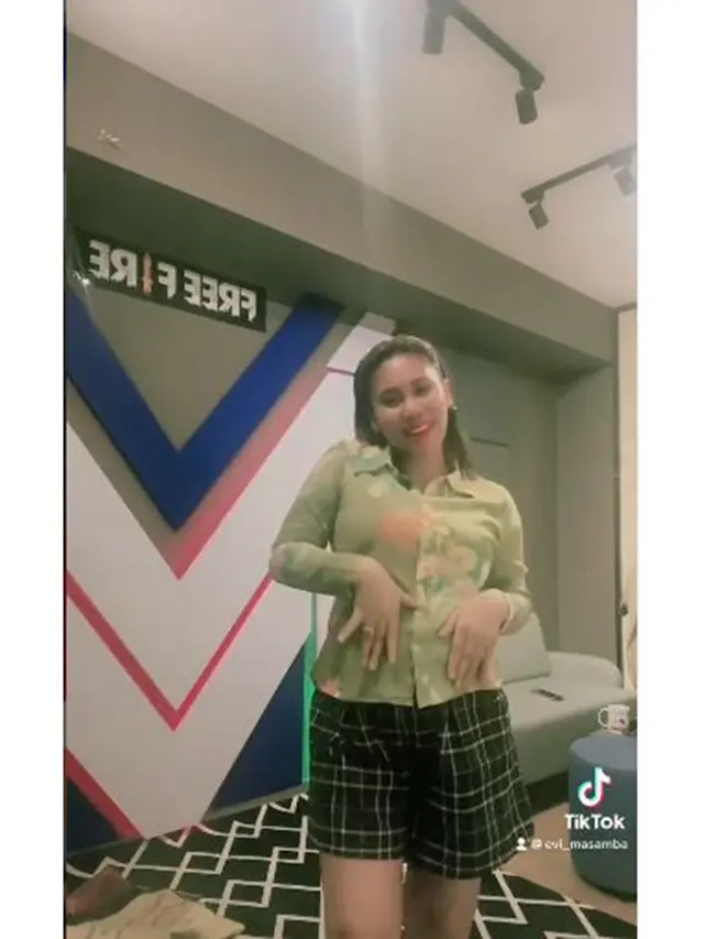 6 Potret Baby Bump Evi Masamba di Kehamilan Kedua, Aura Bumil Kian Terpancar