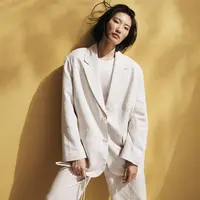 Zalora menjadi E-commerce pertama di Indonesia yang menyediakan koleksi H&M. Kali ini deretan diskon dan penawaran menarik sangat sayang jika terlewatkan.