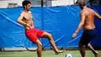 Petenis asal Serbia, Novak Djokovic berusaha mengontrol bola saat bermain sepakbola bersama timnya jelang bertanding melawan Cristian Garin dari Chile pada hari keenam turnamen tenis ATP Cup di Brisbane, Australia, Rabu (8/1/2020). (AFP Photo/Patrick Hamilton)
