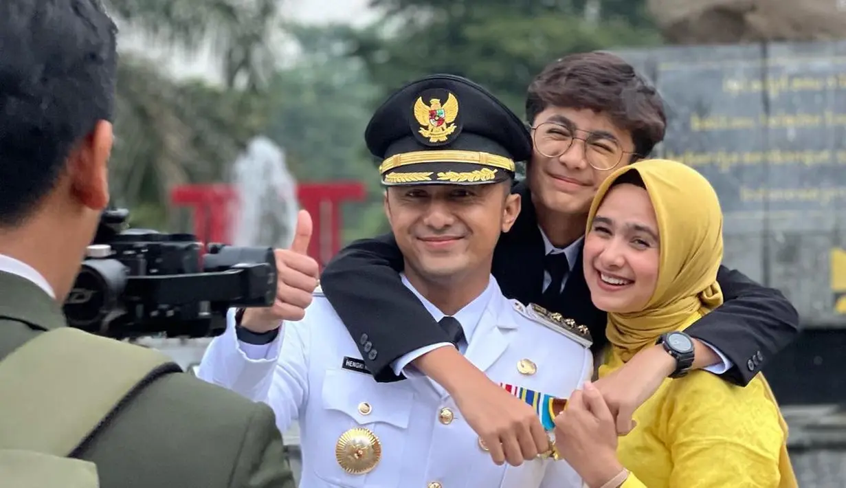 Bintang juga dekat dengan ibu sambungnya, Sonya Fatmala. Hal itu juga terlihat dari beberapa unggahan di akun instagram Sonya. Momen kedekatan Bintang bersama orang tercinta. [Instagram/hengkykurniawan]