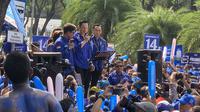 Ketua Umum Partai Demokrat Agus Harimurti Yudhoyono (AHY) bersama Ketua Fraksi Fraksi Demokrat Eddy Baskoro Yudhoyono (kanan) dan Andika Kangen Band (kiri) di depan KPU saat mendaftarkan caleg Demokrat. (Liputan6.com/Delvira Hutabarat)