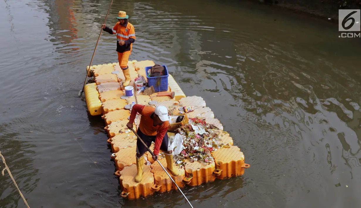 Petugas UPK Badan Air Pemprov DKI Jakarta membersihkan ceceran sampah di sepanjang Anak Sungai Ciliwung yang membelah kawasan Jalan Gajah Mada dan Hayam Wuruk, Selasa (9/7/2019). Pembersihan ini untuk menghindari penumpukan sampah dan memperlancar aliran air. (Liputan6.com/Helmi Fithriansyah)