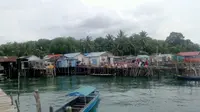 Perkampungan suku Laut di Kepulauan Riau yang tempat tinggalnya terus menyusut akibat abrasi dari gelombang kapal Ferry yang lewat. Foto: liputan6.com/ajang nurdin&nbsp;