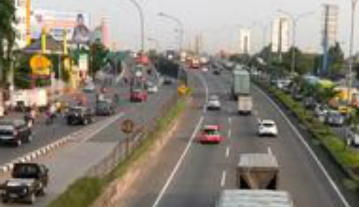 Sejumlah kendaraan pribadi dan truk barang di Tol Lingkar Luar Jakarta, (29/12). Berdasarkan surat edaran Kemenhub No.48 Tahun 2015, truk tidak diperbolehkan melintas di sepanjang jalan tol Cikampek mulai 30 Desember 2015. (Liputan6.com/Yoppy Renato)