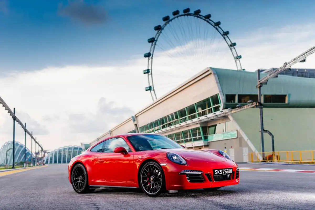 Porsche 911 Carrera GTS Bersanding dengan Ikon Singapura 