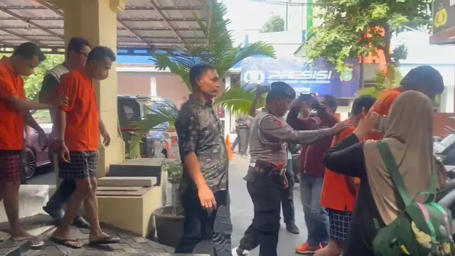 Empat tersangka dalam kasus pengeroyokan dan penusukan yang menewaskan Ahmad Mardianto alias AM (25) di Kafe MB Kemang, Jakarta Selatan. (Merdeka.com/Bachtiarudin Alam)
