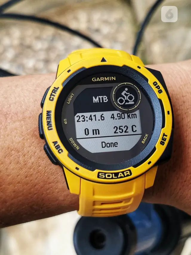 Smartwatch Bertenaga Surya Garmin Instinct Solar.