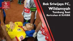 Bek Sriwijaya FC harus mendapat perawatan medis karena sesak nafas akibat asap flare yang menyelimuti SUGBK saat terjadi kericuhan.