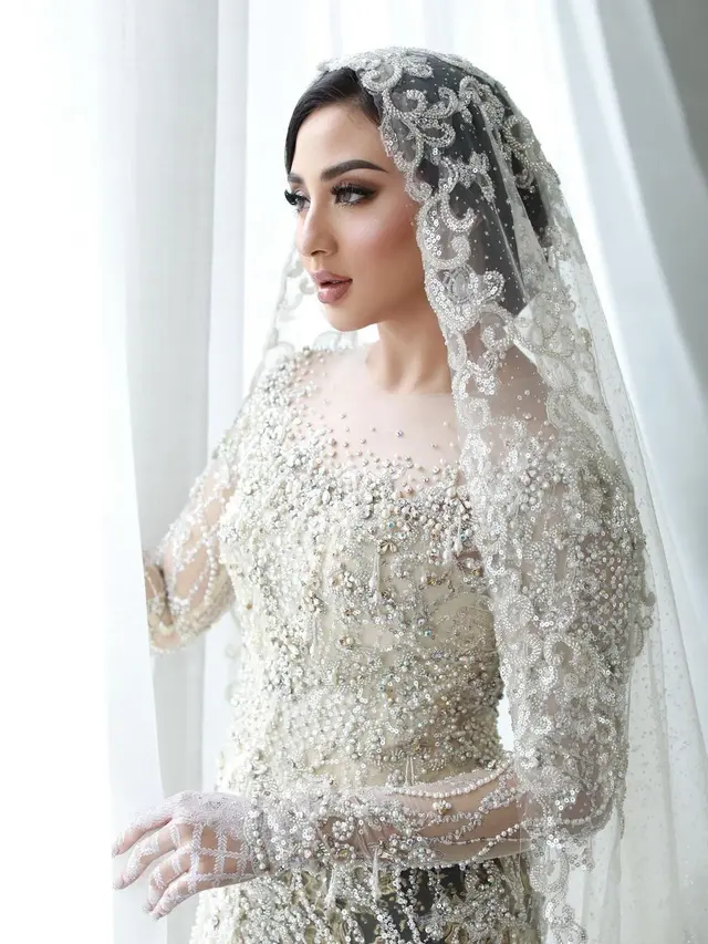 Sah, Ini 8 Potret Pernikahan Ali Syakieb dan Margin Wieheerm yang Digelar di Bandung