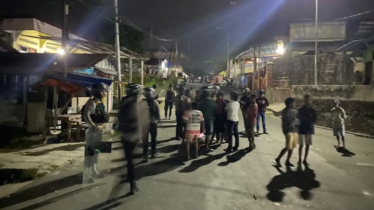 Personel Polres Tual berjaga di sekitar lokasi kejadian di Jalan Yos Sudarso, Kecamatan Dullah Selatan, Kota Tual, Maluku, Sabtu (19/9/2026) dinihari (Istimewa)