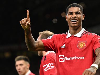 Liga Inggris seakan menjadi surganya para pemain asing untuk unjuk kebolehan, tak terkecuali pada musim 2022/2023 ini. Jika ukurannya dari segi produktifitas gol, maka tercatat ada 15 pemain asing yang merajai daftar top skor di klubnya masing-masing, seperti Erling Haaland bersama Manchester City. Berarti hanya ada 5 pemain asli Inggris yang menjadi top skor bersama klubnya sejauh ini di semua ajang musim 2022/2023 hingga akhir Januari 2023. Siapa saja? Yuk disimak uraiannya berikut ini. (AFP/Oli Scarff)