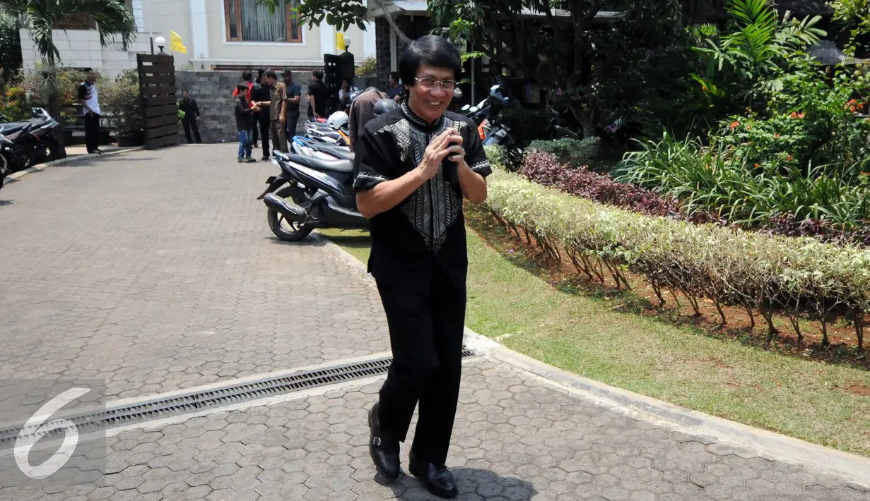 Ketua Komnas Perlindungan Anak Seto Mulyadi usai melayat almarhum pengacara Adnan Buyung Nasution di kediamannya, Lebak Bulus, Jakarta, Rabu (23/9/2015). Adnan menghembuskan napas terakhir pada pagi tadi pukul 10.15 WIB. (Liputan6.com/Helmi Afandi)
