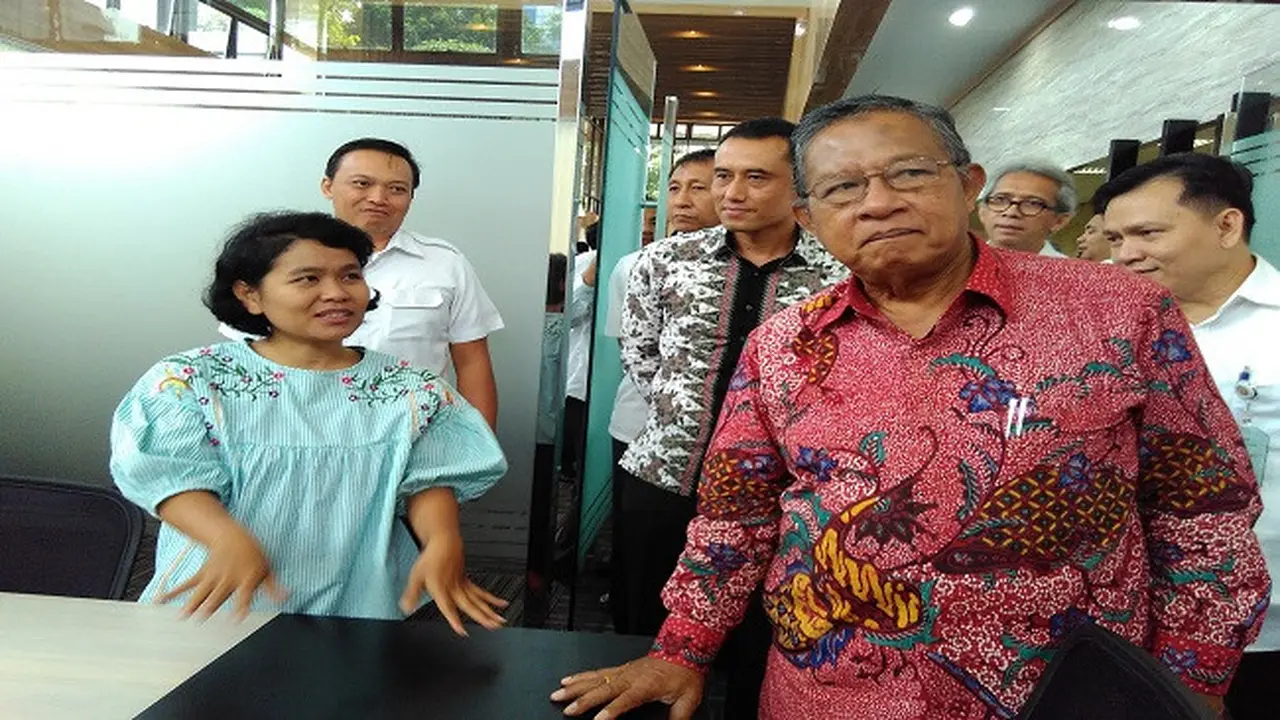 Menko Bidang Perekonomian, Darmin Nasution meresmikan lobi lantai I kantor Kementerian Koordinator Bidang Perekonomian di kawasan Lapangan Banteng, Jakarta, Senin (16/10/2017). (Liputan6.com/Fiki Ariyanti)