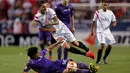 Gelandang Fiorentina, Matias Fernandez (bawah) berusaha  menghadang Gelandang Sevilla Machin Vitolo pada leg pertama semifinal Europa League di Stadion Ramon Sanchez, Kamis (7/5/2015). Sevilla menang 3-0 atas Fiorentina. (REUTERS/Marcelo del Pozo)