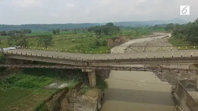 Jembatan Cipamingkis di Jalan Raya Jonggol - Cariu ambles pada Kamis (13/4/2017) malam. Akibatnya akses jalan yang menghubungkan antara Jonggol - Cariu maupun sebaliknya, tak dapat dilalui kendaraan.