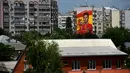 Mural raksasa begambar bek Spanyol Sergio Ramos terlihat di sebuah bangunan perumahan di Krasnodar, Rusia, Rabu (6/6). Mural tersebut muncul jelang kedatangan Ramos dan tim untuk berbasis di Krasnador pada Piala Dunia 2018. (Pierre-Philippe MARCOU/AFP)