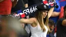 Suporter Prancis ini hadir di laga pembuka Piala Eropa 2016 antara Prancis melawan Rumania di Stade de France, Saint-Denis, (10/6/2016). (AFP/Martin Bureau)