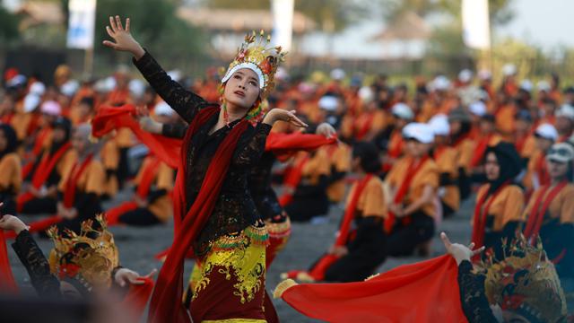 Prosesi Meras Gandrung sebelum pagelaran Gandrung Sewu di Pantai Boom Banyuwangi (Istimewa)