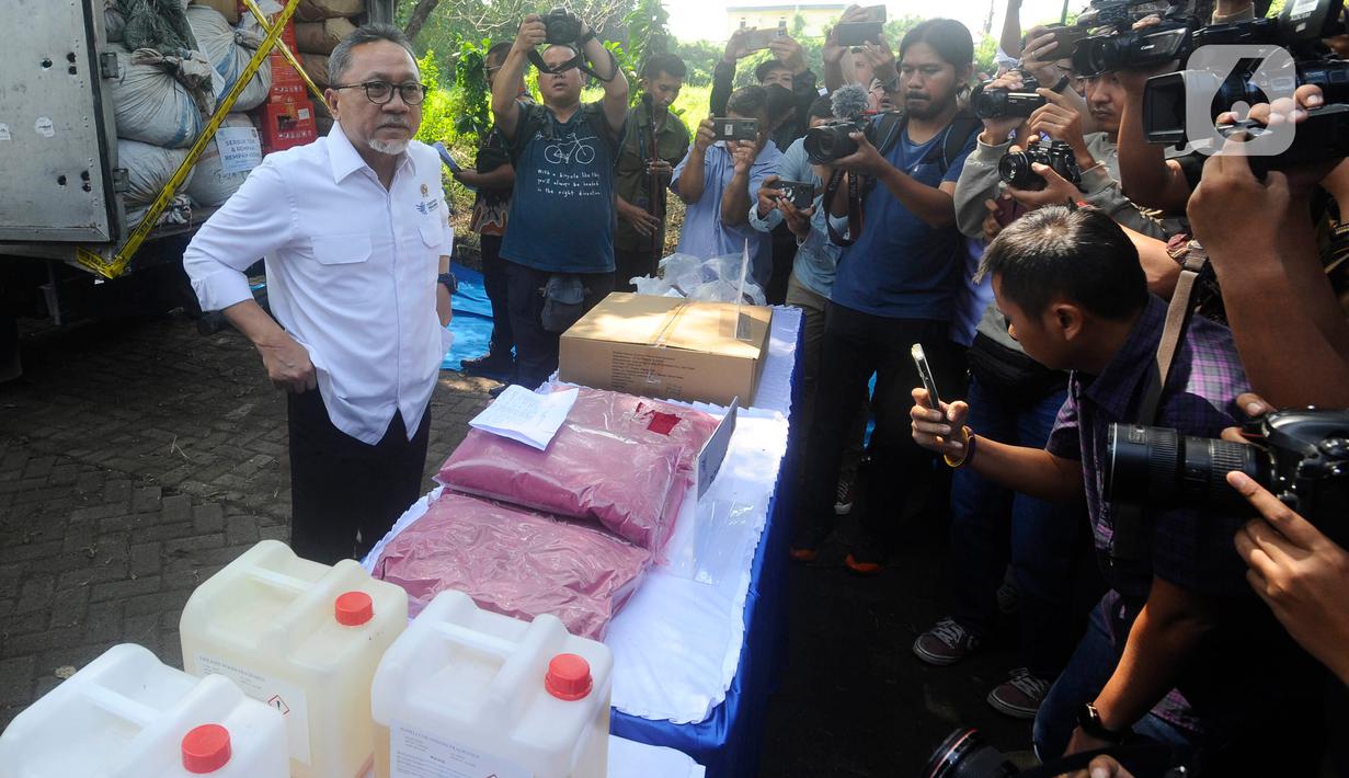 Menteri yang akrab disapa Zulhas ini mengungkapkan, potensi kerugian negara atas adanya produk impor post border ini lebih dari Rp 13,3 miliar. (merdeka.com/Arie Basuki)