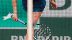 Petenis Rusia, Maria Sharapova mengembalikan bola pukulan petenis Spanyol Garbine Muguruza selama pertandingan perempat final turnamen tenis Prancis Terbuka di stadion Roland Garros,  Prancis (6/6). Garbine menang 6-2, 6-1. (AP Photo/Thibault Camus)