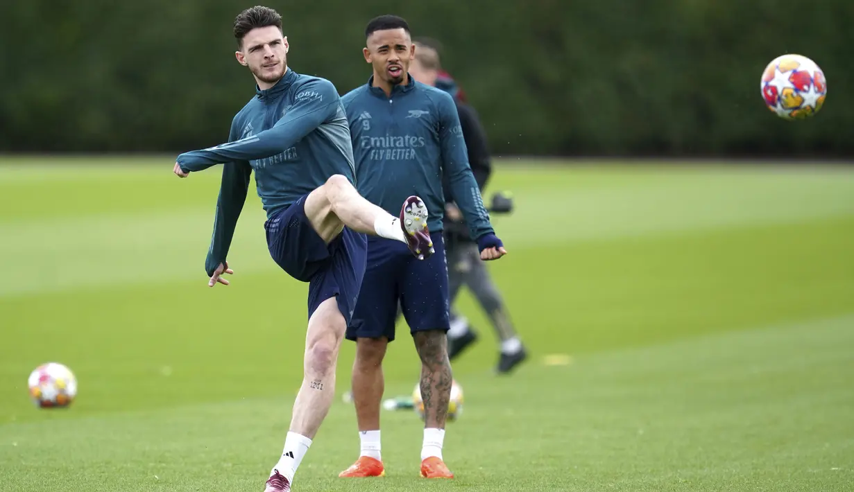 Gelandang Arsenal Declan Rice menghadiri sesi latihan menjelang leg kedua perempat final Liga Champions 2023/2024 di di Sobha Realty Training Center di London Colney,  Selasa (16/4/2024). (Adam Davy/PA via AP)