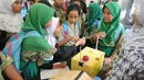 Murid-murid SD mencoba cara kerja dinamo listrik saat kegiatan Puspiptek Innovation Festival (PIF) 2018 di kawasan Puspiptek, Setu, Tangerang Selatan, kamis (27/9). PIF 2018 berlangsung hingga 30 September. (Merdeka.com/Arie Basuki)