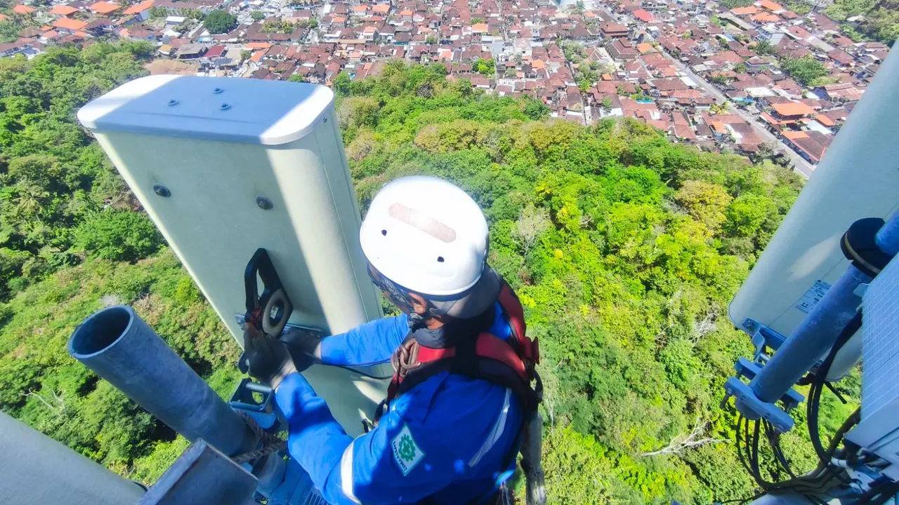 Teknisi XLSMART sedang melakukan pengecekan di salah satu perangkat BTS yang berada di Dsn. Luhur, Kab. Karangasem, Bali