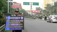 Hari kedua ujicoba pembatasan kendaraan pribadi dengan sistem ganjil genap nomor kendaraan tol Tangerang Jakarta dilakukan di pintu tol Tangerang dua dan Kunciran Dua, Kota Tangerang, Banten Selasa  pagi. Belum ada sanksi kepada pengendara. Kurangnya...