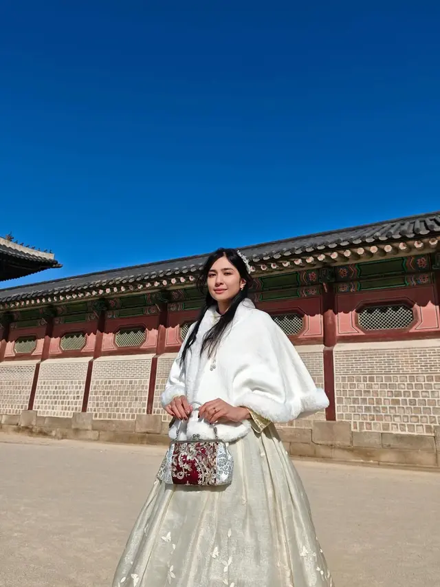 Mikha Tambayong Pakai Hanbok Bersama Deva Mahenra saat Liburan ke Korea (Foto: Instagram @miktambayong)