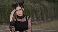 Penampilan Nella Kharisma dengan model rambut space buns ini pun mencuri perhatian netizen. Tak sedikit pula netizen yang memuji gaya penampilannya ini karena terlihat menggemaskan. (Liputan6.com/IG/@nellakharisma)