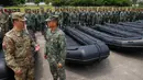 Kolonel Ernest Lee berbincang dengan Mayjen Marinir Filipina Emmanuel Salamat saat serah terima senjata baru yang diberikan AS ke Filipina di kota Taguig, sebelah timur Manila, Filipina (5/6). (AP Photo / Bullit Marquez)
