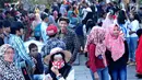 Sejumlah pengunjung memadati kawasan wisata Kota Tua, Jakarta, Kamis (21/9). Wisata kota tua dengan daya tarik bangunan sejarah Jakarta ini dipadati pengunjung yang memanfaatkan masa libur Tahun Baru Islam. (Liputan6.com/Helmi Afandi)